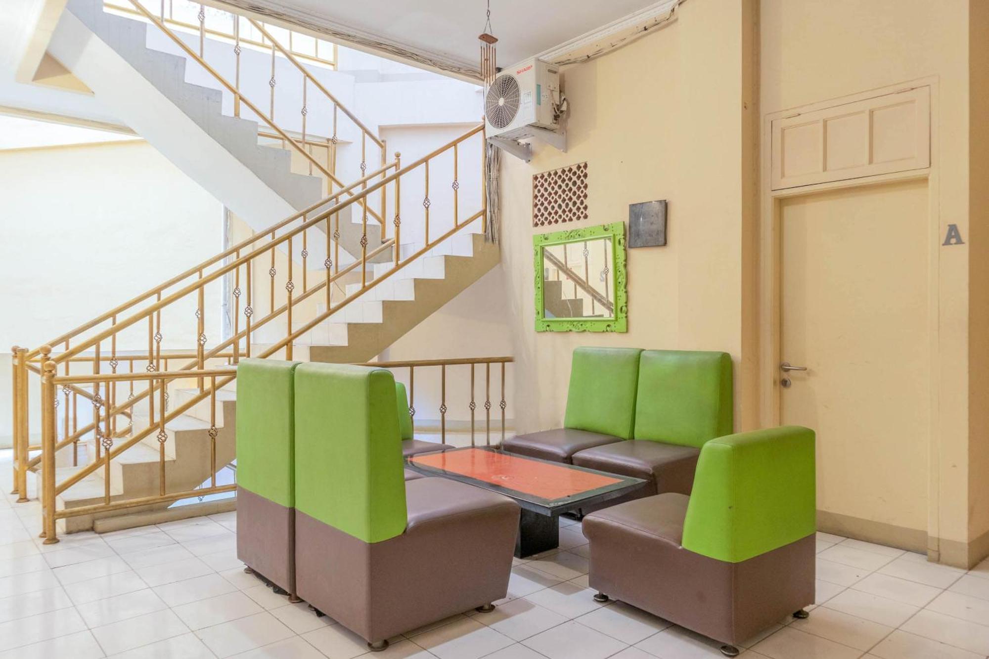Oyo 1111 Pasar Baru Inn Jakarta Exterior photo